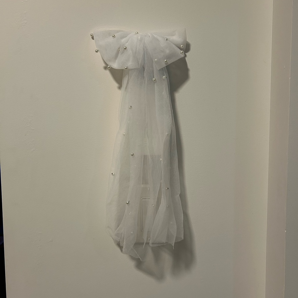 Bow bridal veil with pearl detail